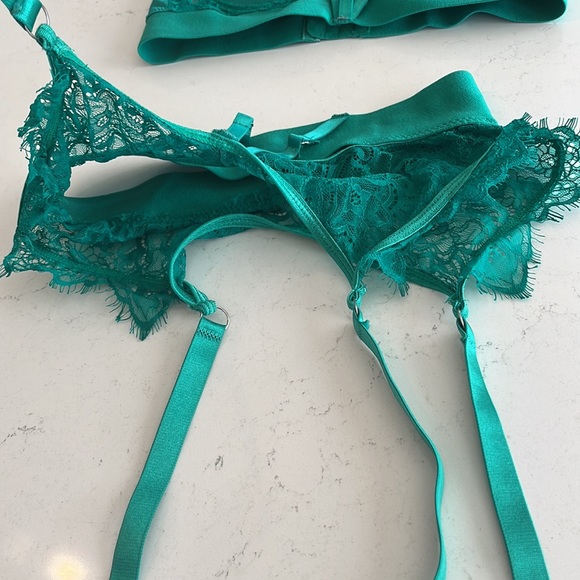 Emerald green matching bra and garter set - Picture 2 of 5
